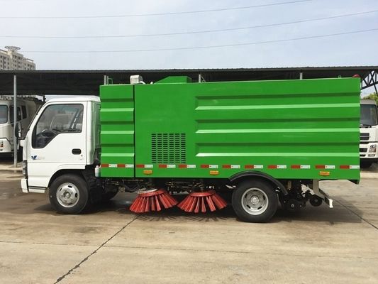 شاحنة مسح الطريق ISUZU 6cbm ، شاحنة مثبتة على شاحنة مسح الطريق يورو 5 4x2